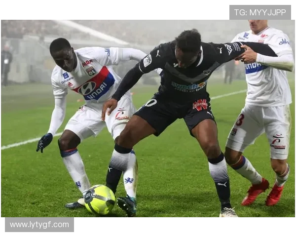 乐鱼官方赞助的大巴黎成为球迷热议的焦点，引领足球新时代